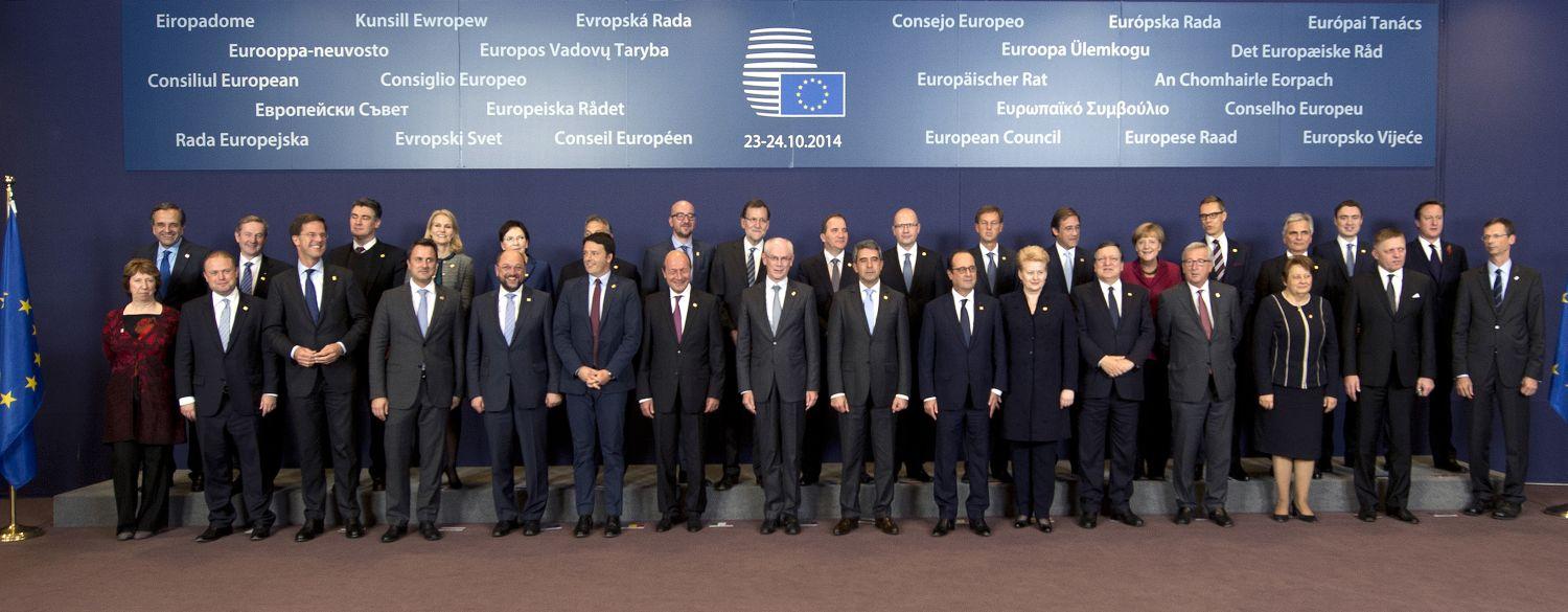 Orbán balról a hatodik a a hátsó sorban, de alig látszik az olasz kormányfő mögött