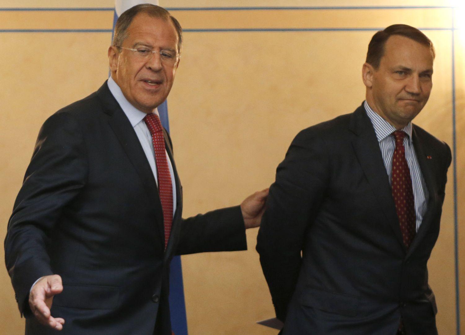 Sikorski még külügyminiszterként (elöl) júniusban  Szergej Lavrovval, az orosz diplomácia vezetőjével. A nyakkendő még hasonlít, a mentalitás már nem. Akkor sem, ha Sikorski egy kicsit túllihegte magát