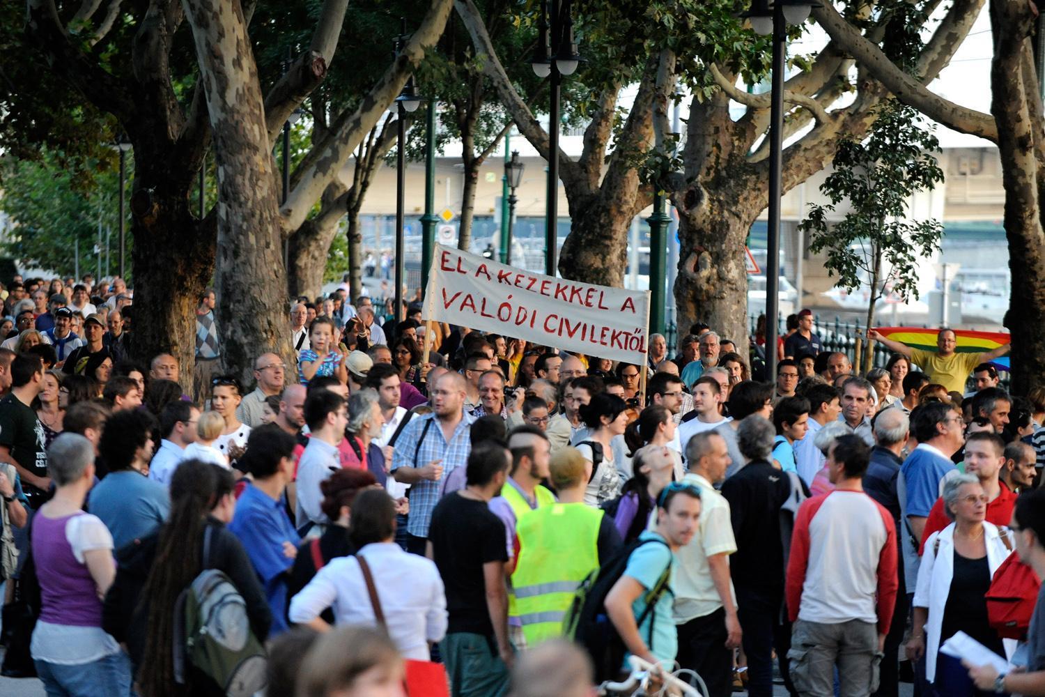 Tüntetés szeptemberben az Ökotárs Alapítvány mellett