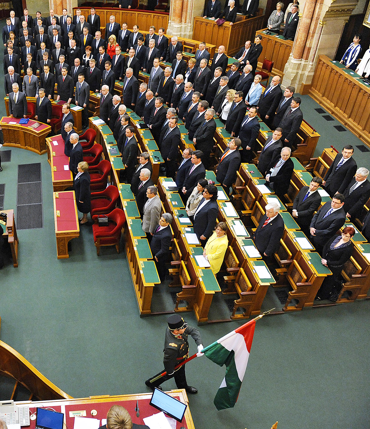 Az ülésterem átalakult: 2010-ben szinte a páholyban is ültek (balra), most a pulpitus előtt is van tér
