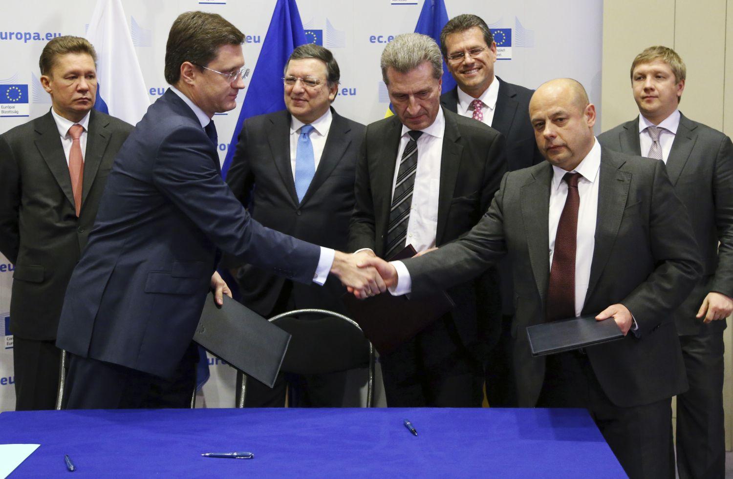 Alekszander Novak orosz és Jurij Prodan ukrán energiaügyi miniszter kézfogása csütörtökön Brüsszelben