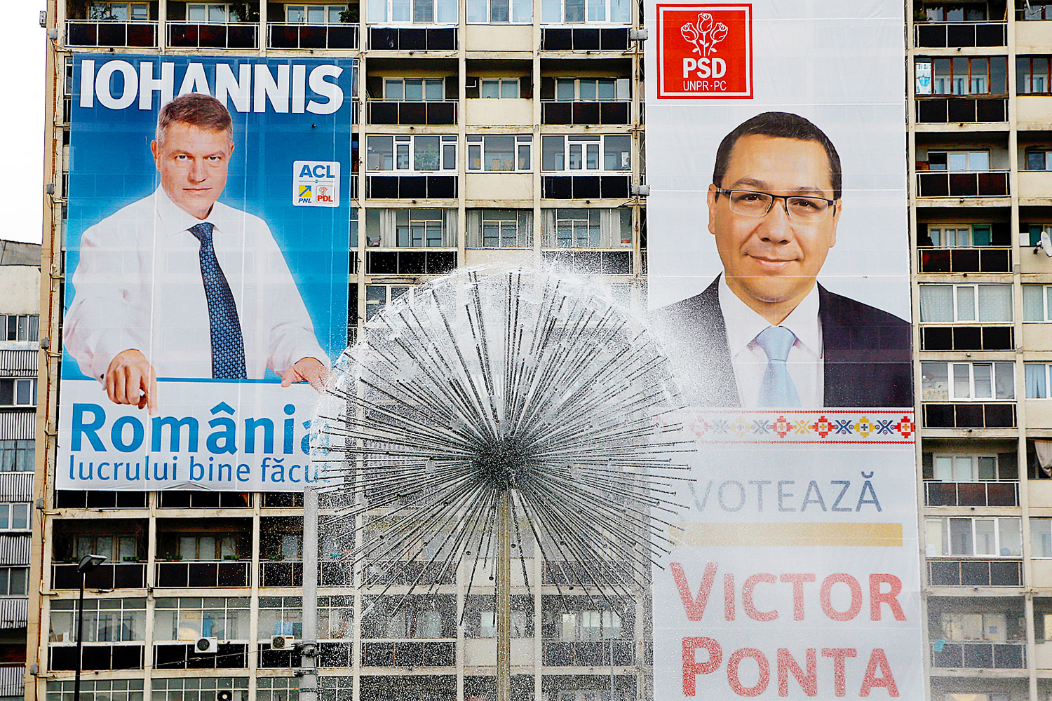 Johannis és Ponta választási plakátja Bukarestben