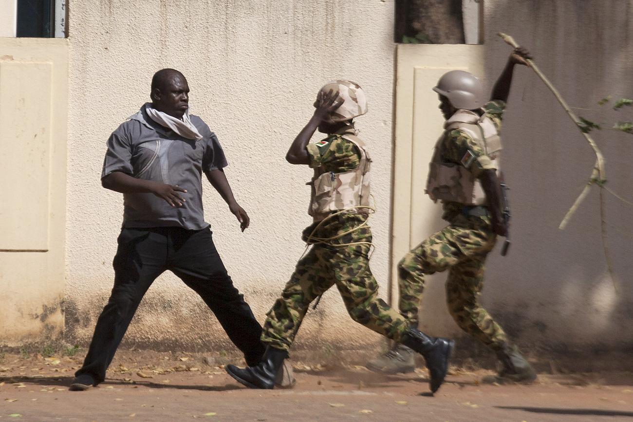 Katonák támadnak egy tüntetőre  Ouagadougouban.