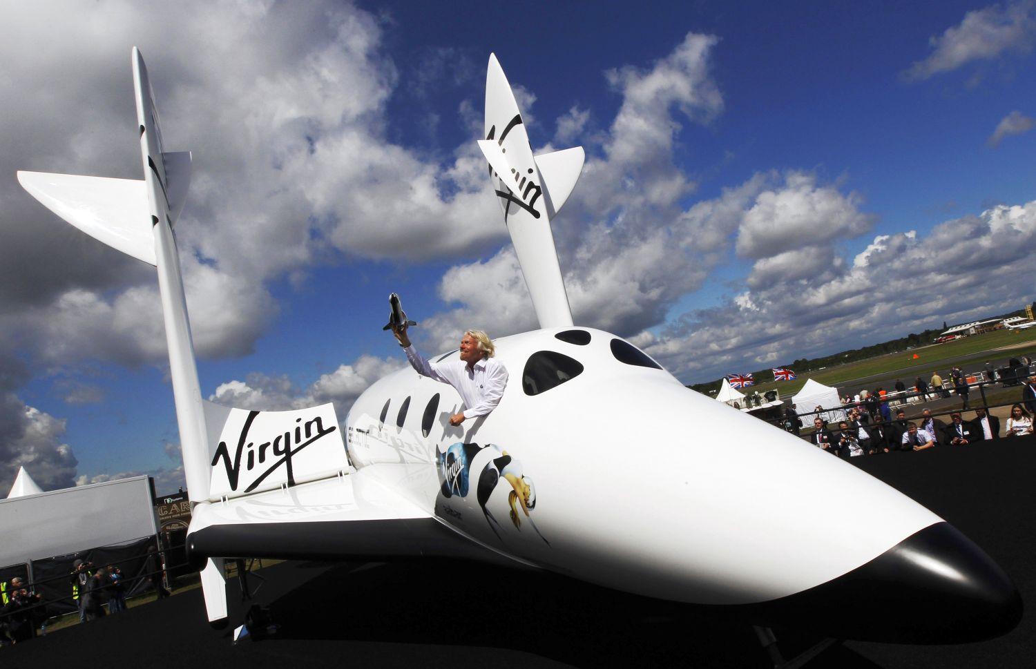 Richard Branson a SpaceShipTwo modelljében 2012-ben