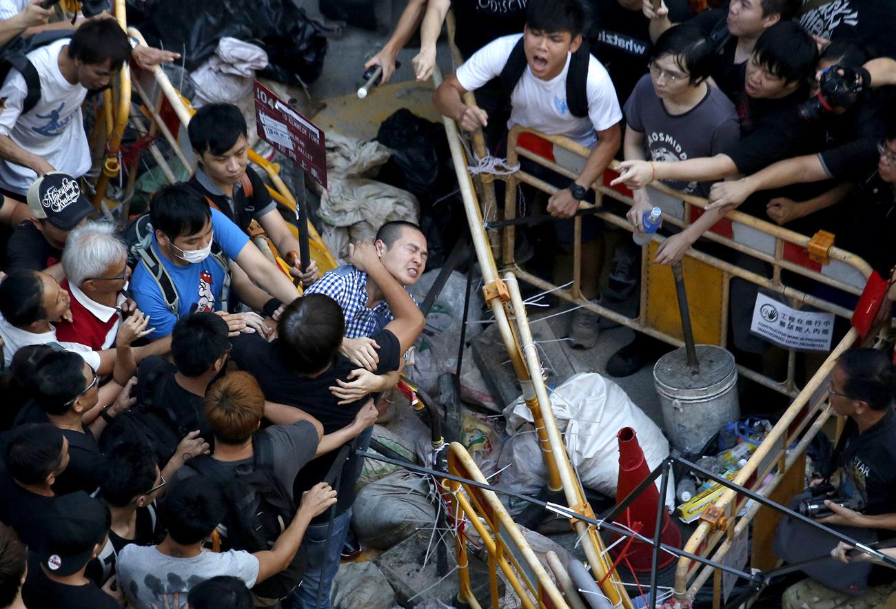 Újra és újra kitörnek összetűzések a demokráciapárti tüntetők és az „egy Kína” elv hívei között