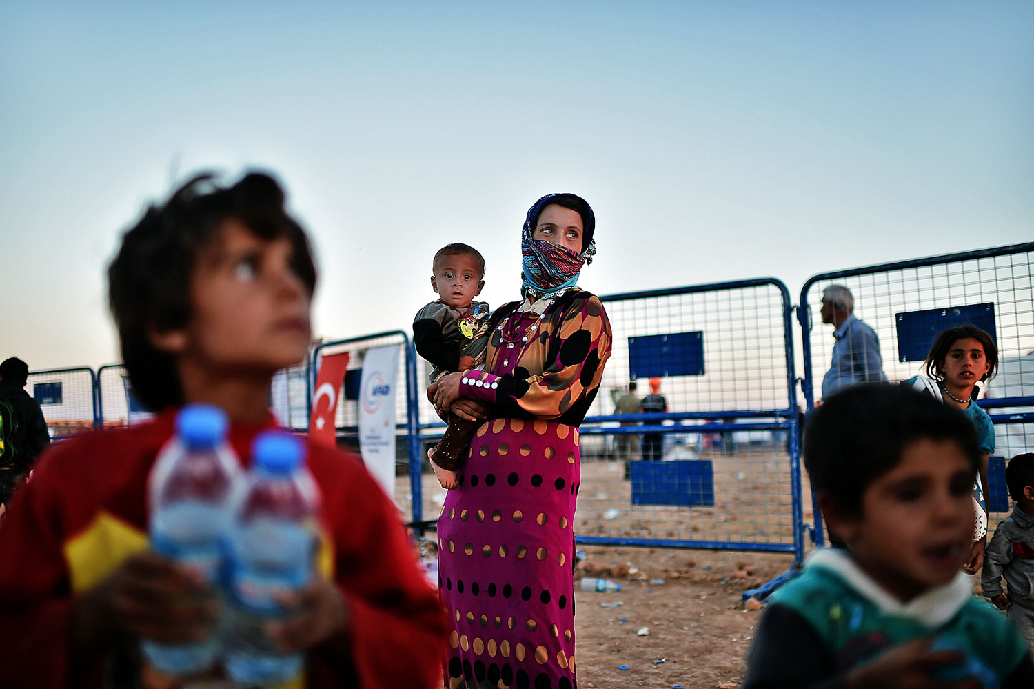 Kurd menekültek hagyják el Kobane városát