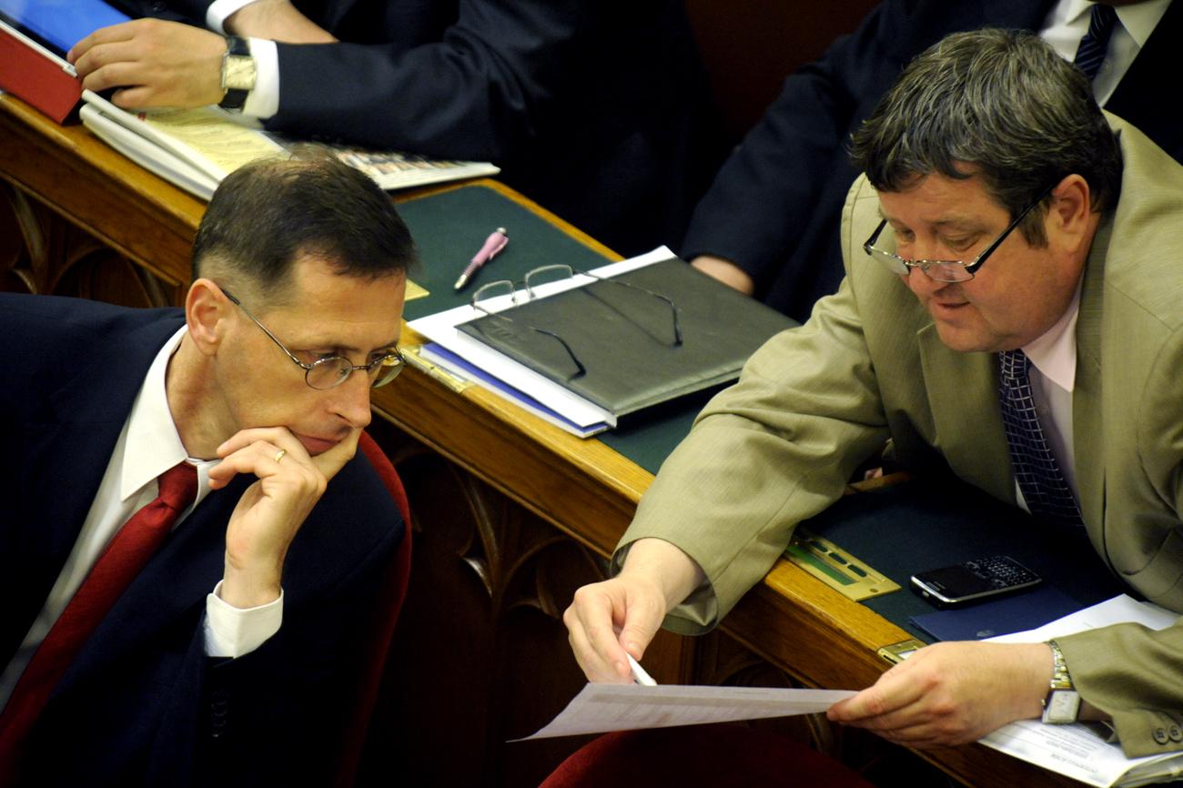 Varga Mihály és Tállai András a parlamentben. Intézkedés volt, tájékoztatás nincs