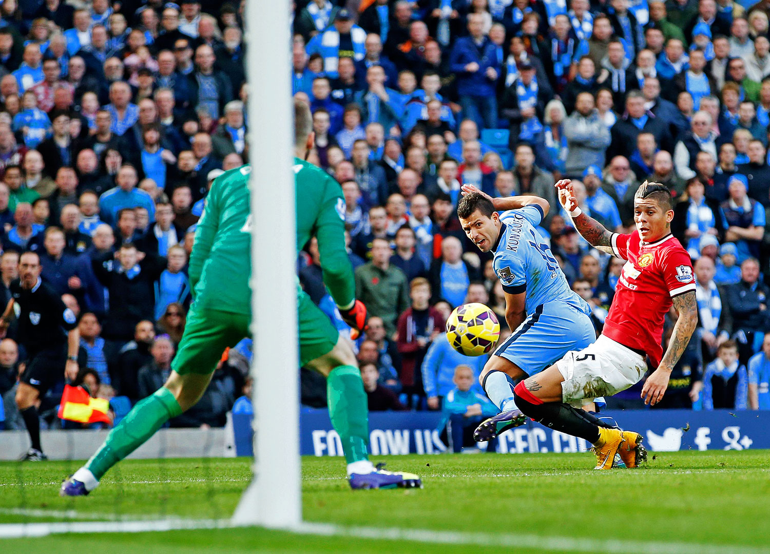 Két főszereplő a United kapujánál: Agüero (kékben) és a később megsérült Rojo