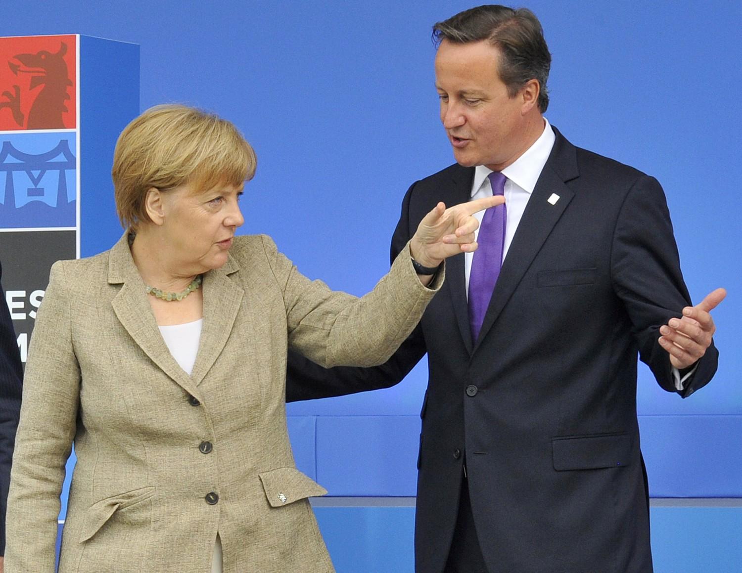 Angela Merkel és David Cameron a walesi NATO-csúcson
