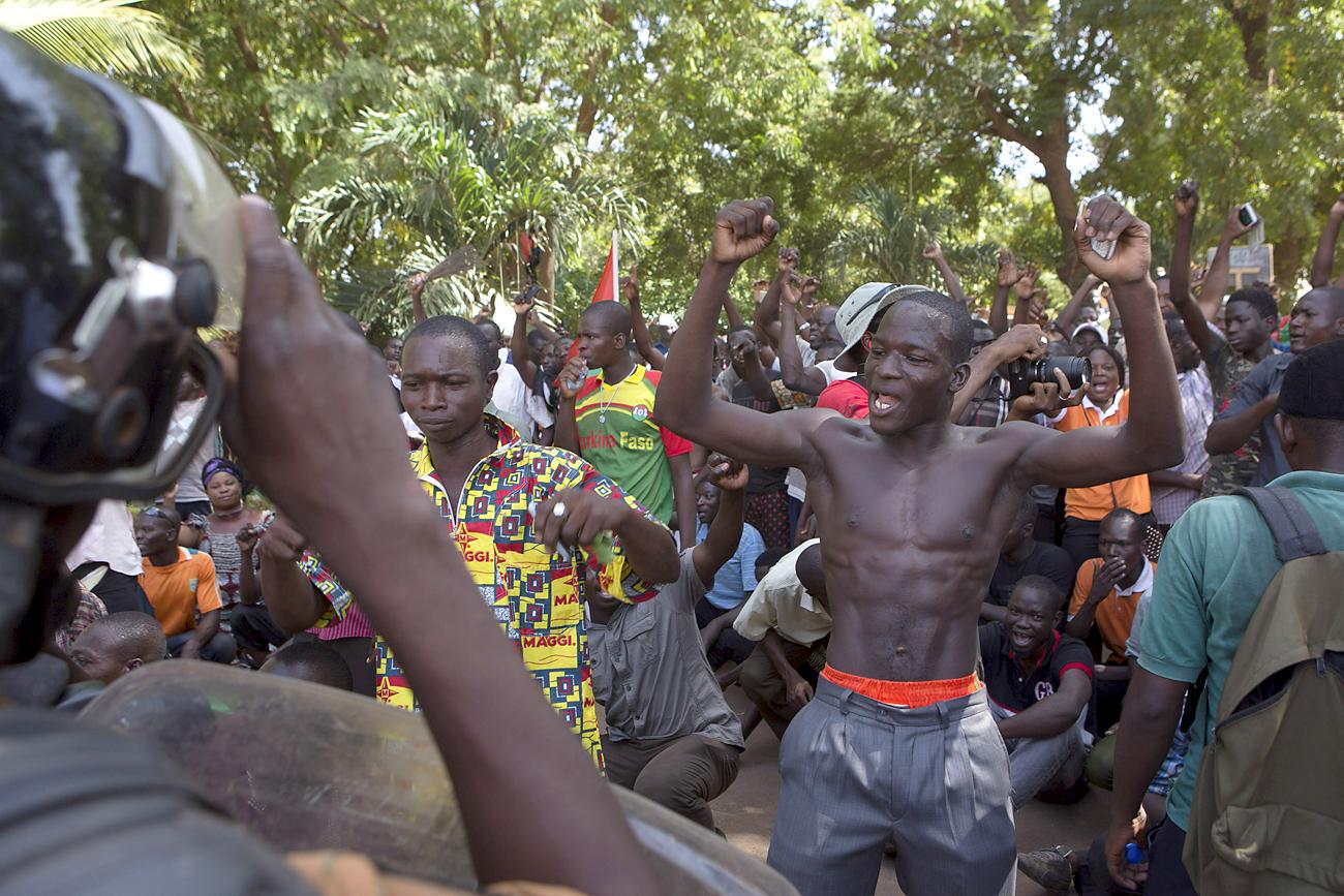 Tüntetők az ouagadougoui tv-székháznál.