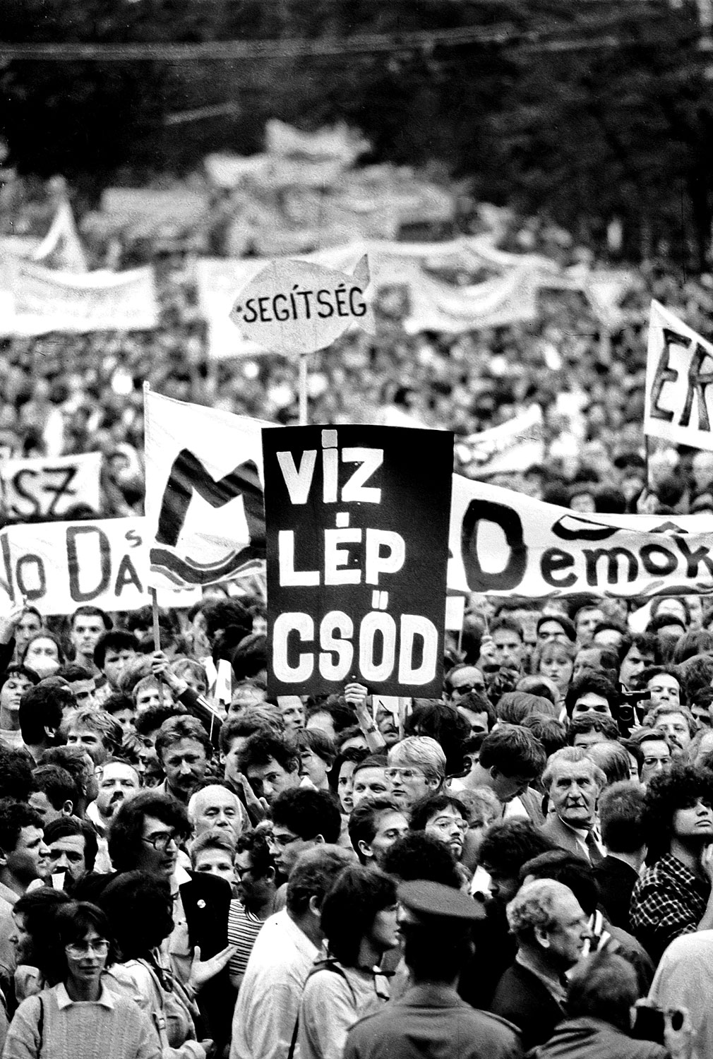 Egy szimbolikus erejű tüntetés: 1988 szeptemberében a bős–nagymarosi vízmű ellen. Látszólag csak keveseket érdeklő és érintő környezeti konfliktusból nőttek ki a kor legnagyobb tömegdemonstrációi