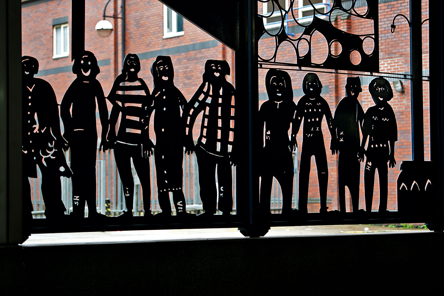 Utcai alkotás Rotherhamben – az észak-angliai városban 1400 gyermeket bántalmaztak szexuálisan