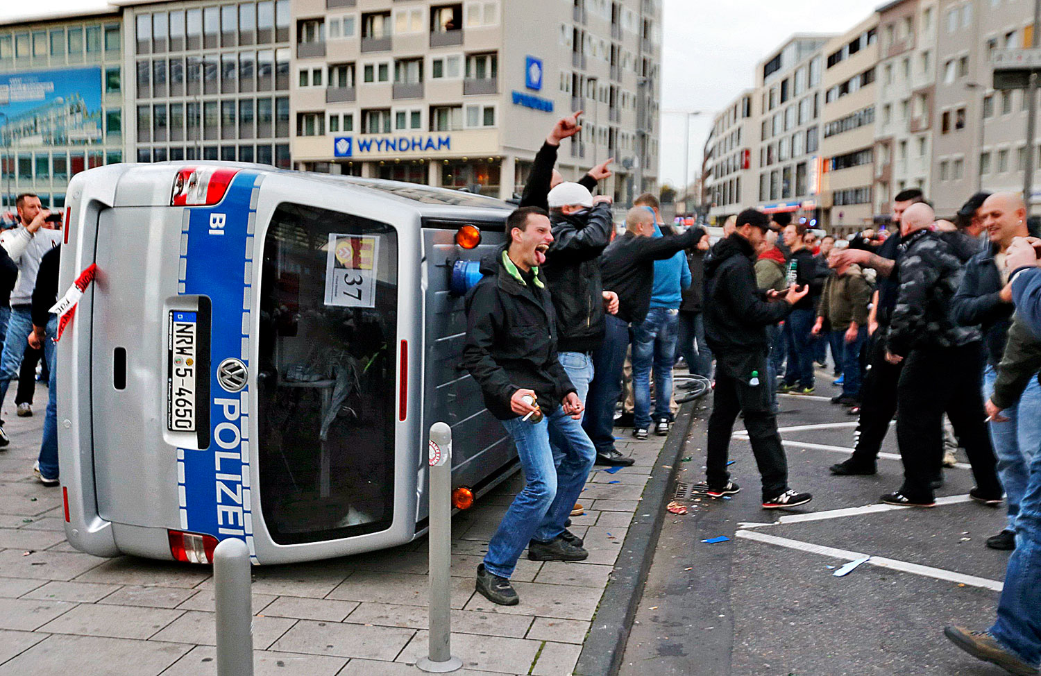 Összetűztek Kölnben a huligánok a rendőrökkel: a vártnál többen voltak az ultrák