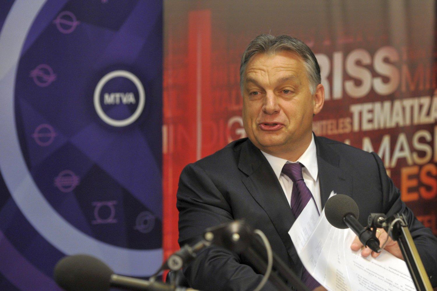 Orbán az internetadó  visszavonásáról szóló bejelentés alatt a Kossuth Rádióban