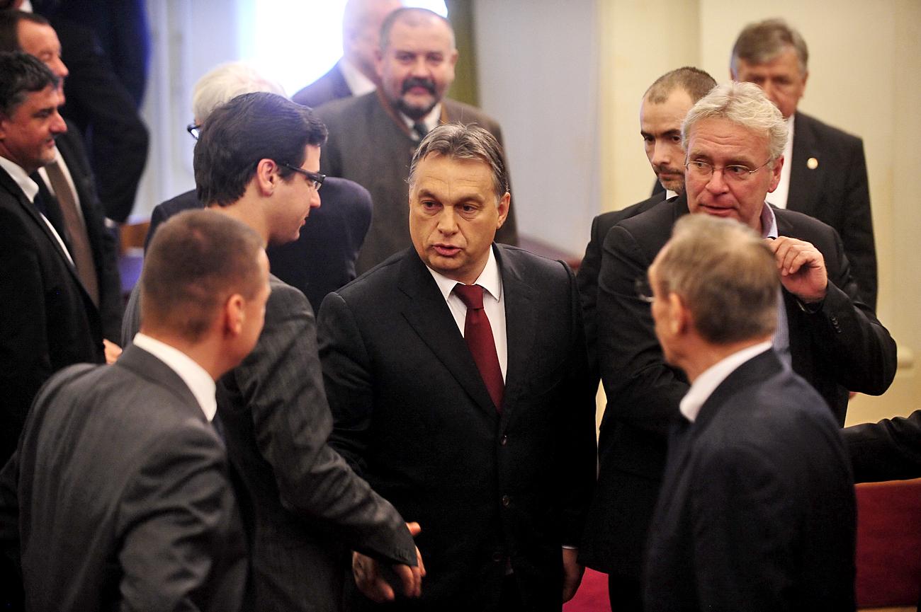 Orbán Viktor megtekinti Gulyás Gergelyt