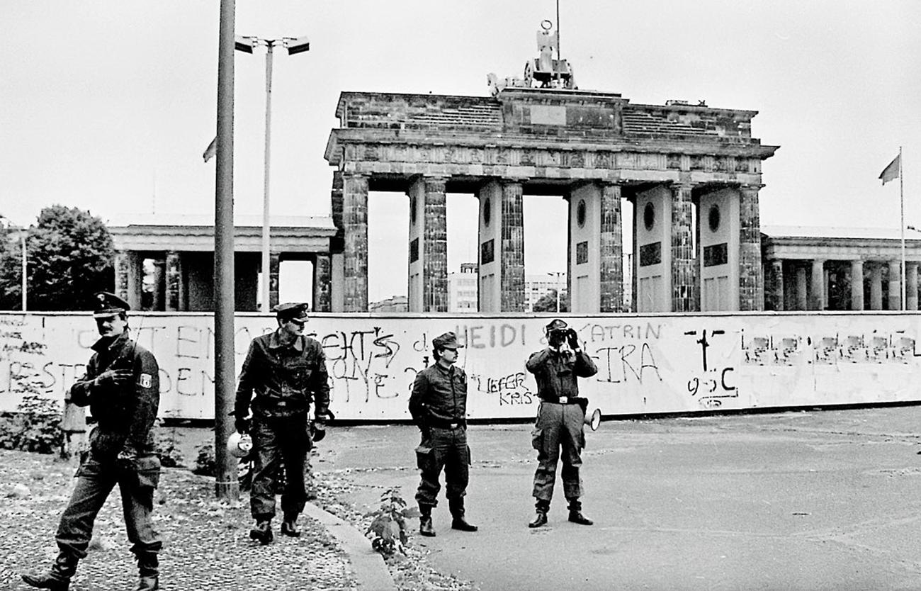 Nyugatnémet rendőrök 1987 nyarán a Brandenburgi kapunál