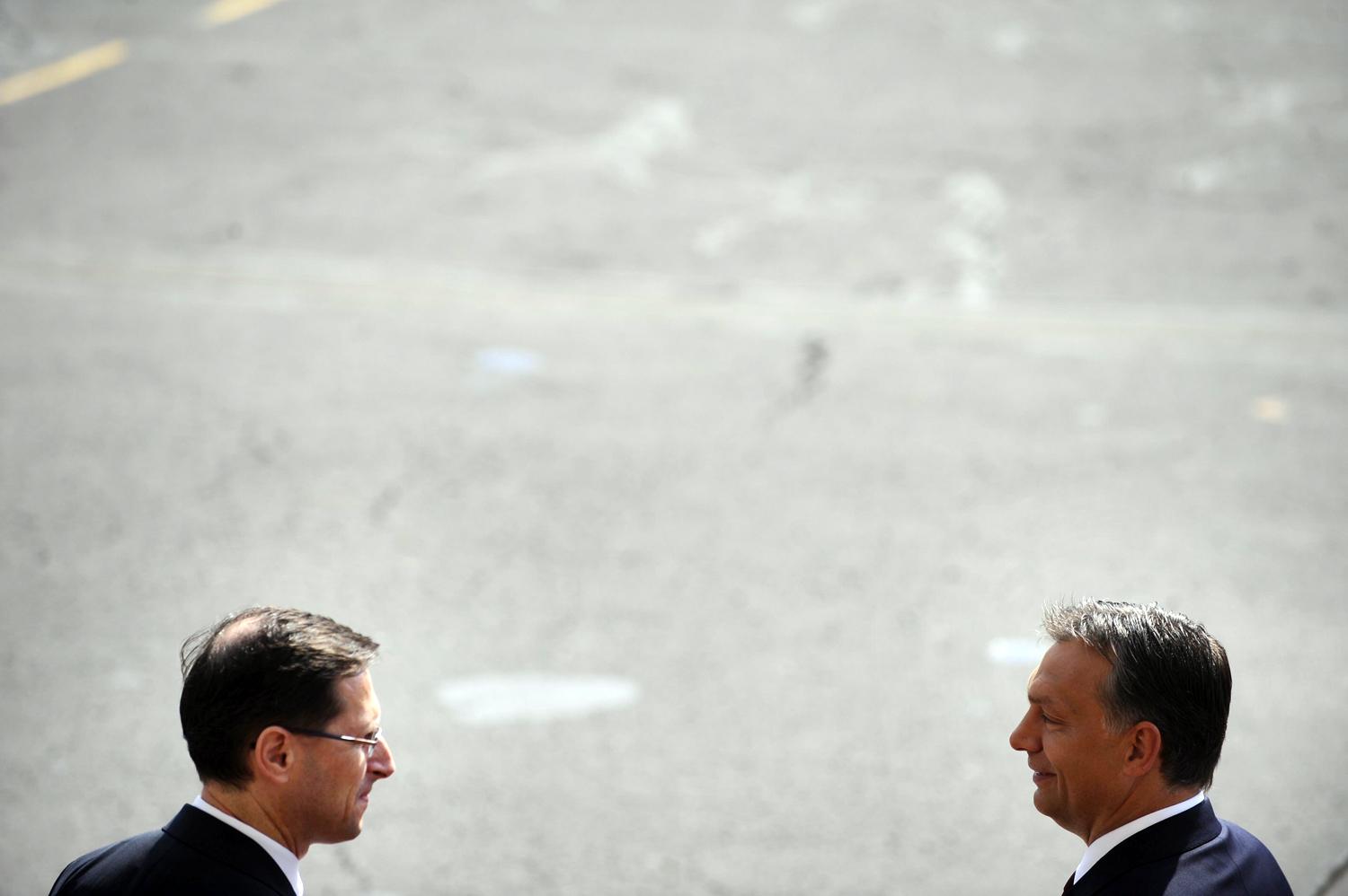 Varga Mihály jelenlegi nemzetgazdasági miniszter és Orbán Viktor miniszterelnök a Parlament főlépcsőjén 2010 nyarán. Dicsérnek, de nem ajánlanak