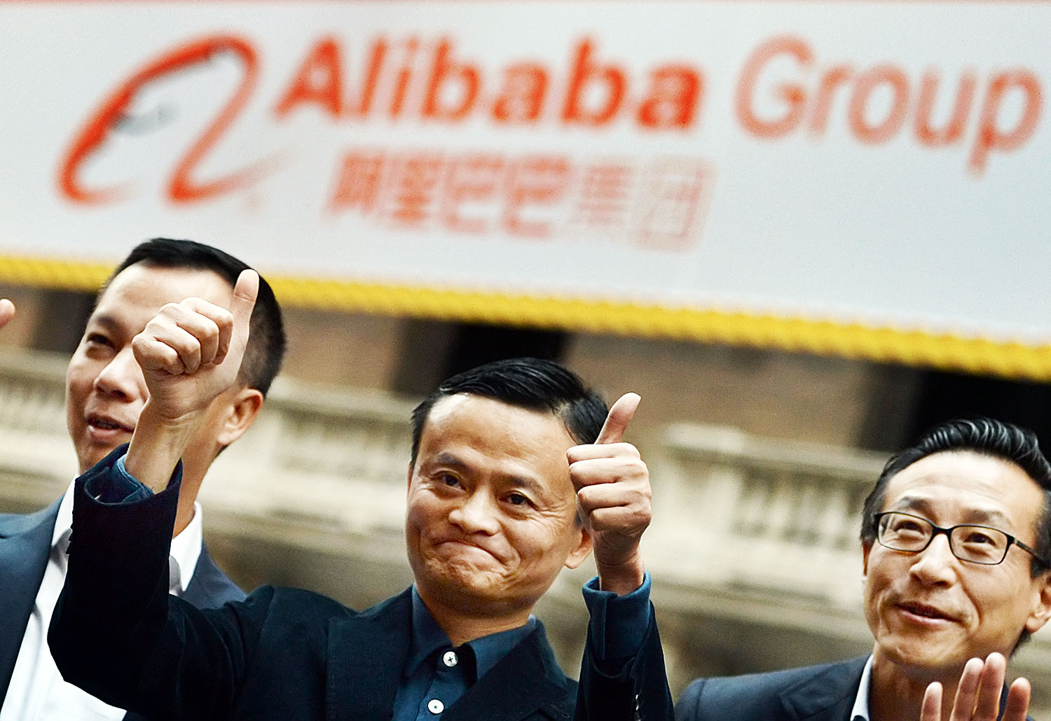 Jack Ma, a kínai platform vezérigazgatója a tőzsdei bevezetéskor. Két ujj, kétszeres ár?