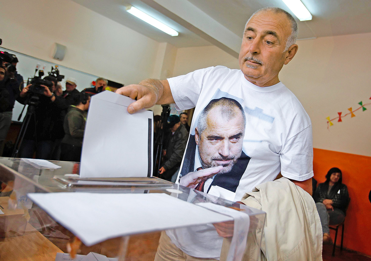 Szavazó Boriszov-pólóban