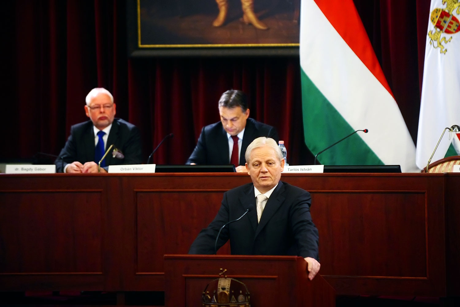 Fentről lefelé: Orbán Viktor, Tarlós István, korona