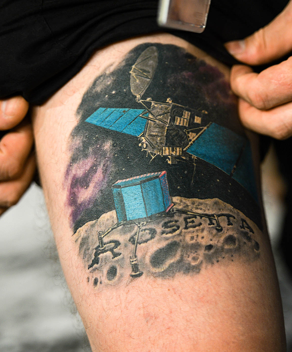 Az Európai Űrügynökség alkalmazottja, Matt Taylor Rosetta-tetoválással ünnepelte meg a sikert