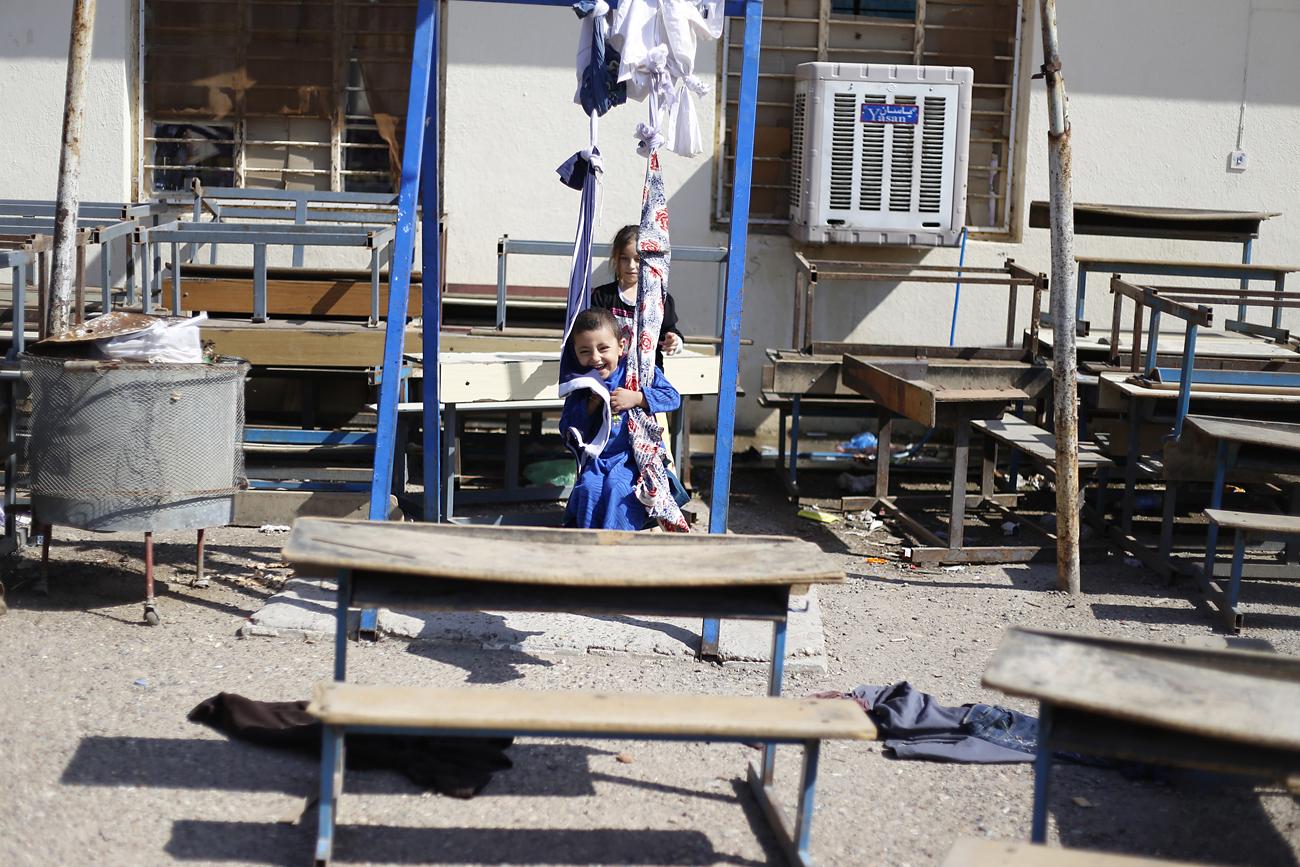 Otthonukat elhagyni kényszerült moszuli gyerekek játszanak egy bagdadi iskolában.