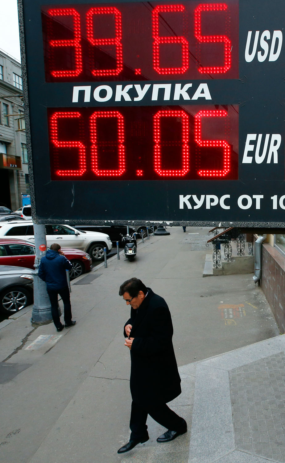 Az orosz jegybank már októberben 30 milliárd dollárt költött a rubel árfolyamzuhanásának fékezésére