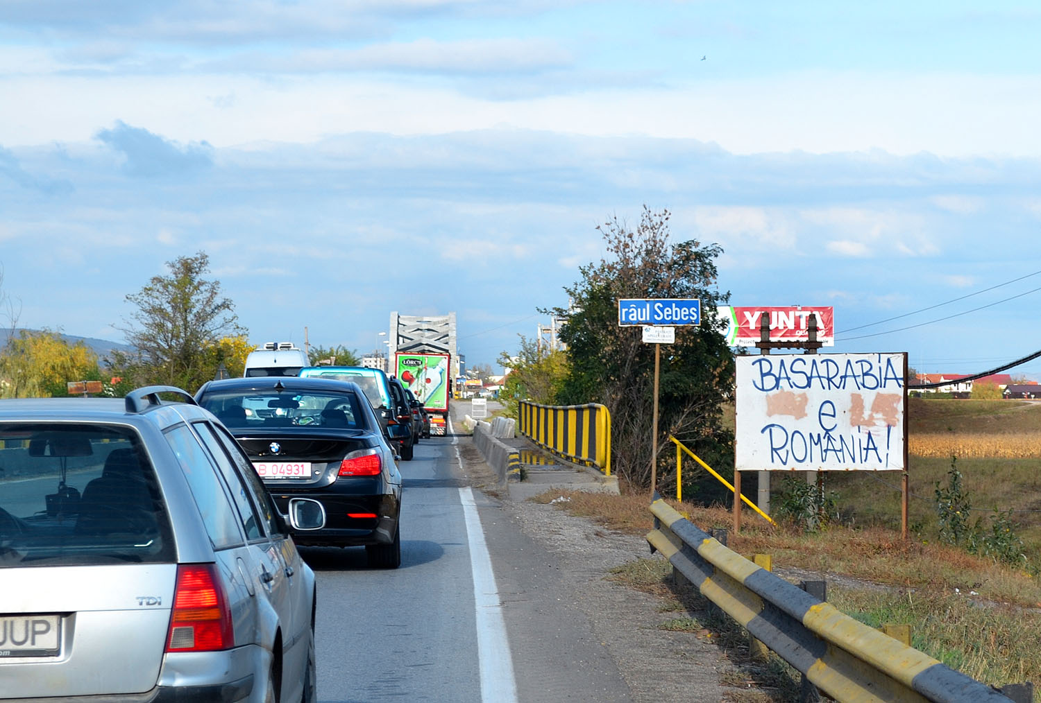 Besszarábia Romániához tartozik – hirdeti a felirat Gyulafehérvár közelében