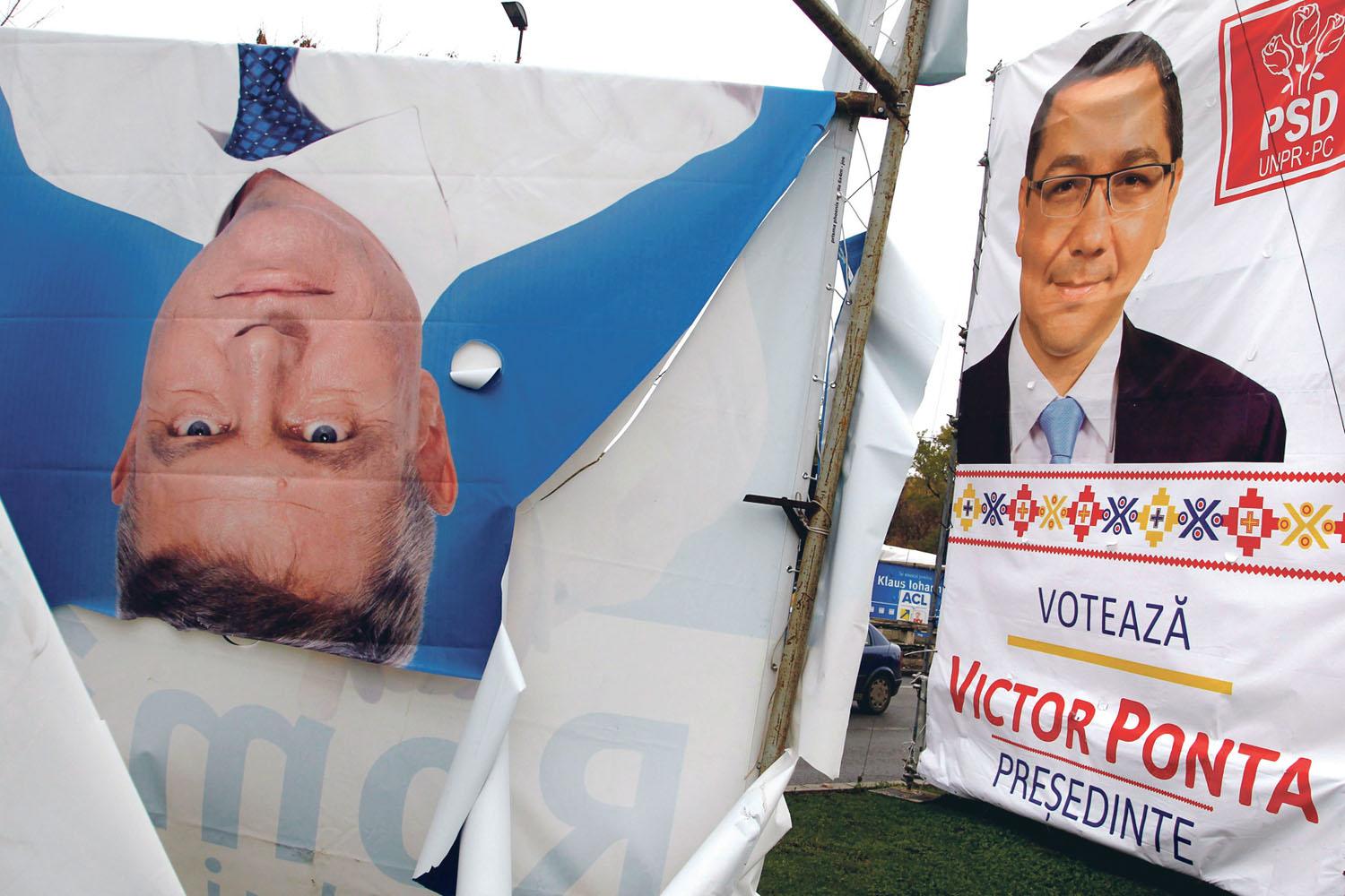Victor Ponta és a máris fejre állni látszó Klaus Johannis választási plakátjai Bukarestben