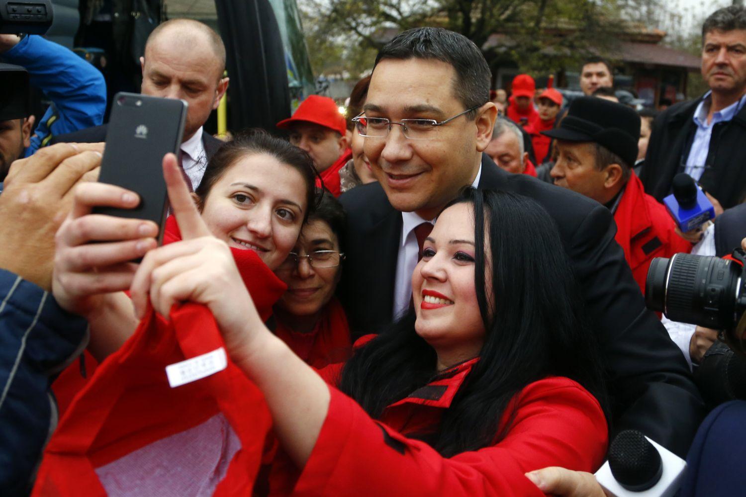 Selfie a választási karácsonnyal. Ponta és a hívei egy kis faluban, Dobrunban