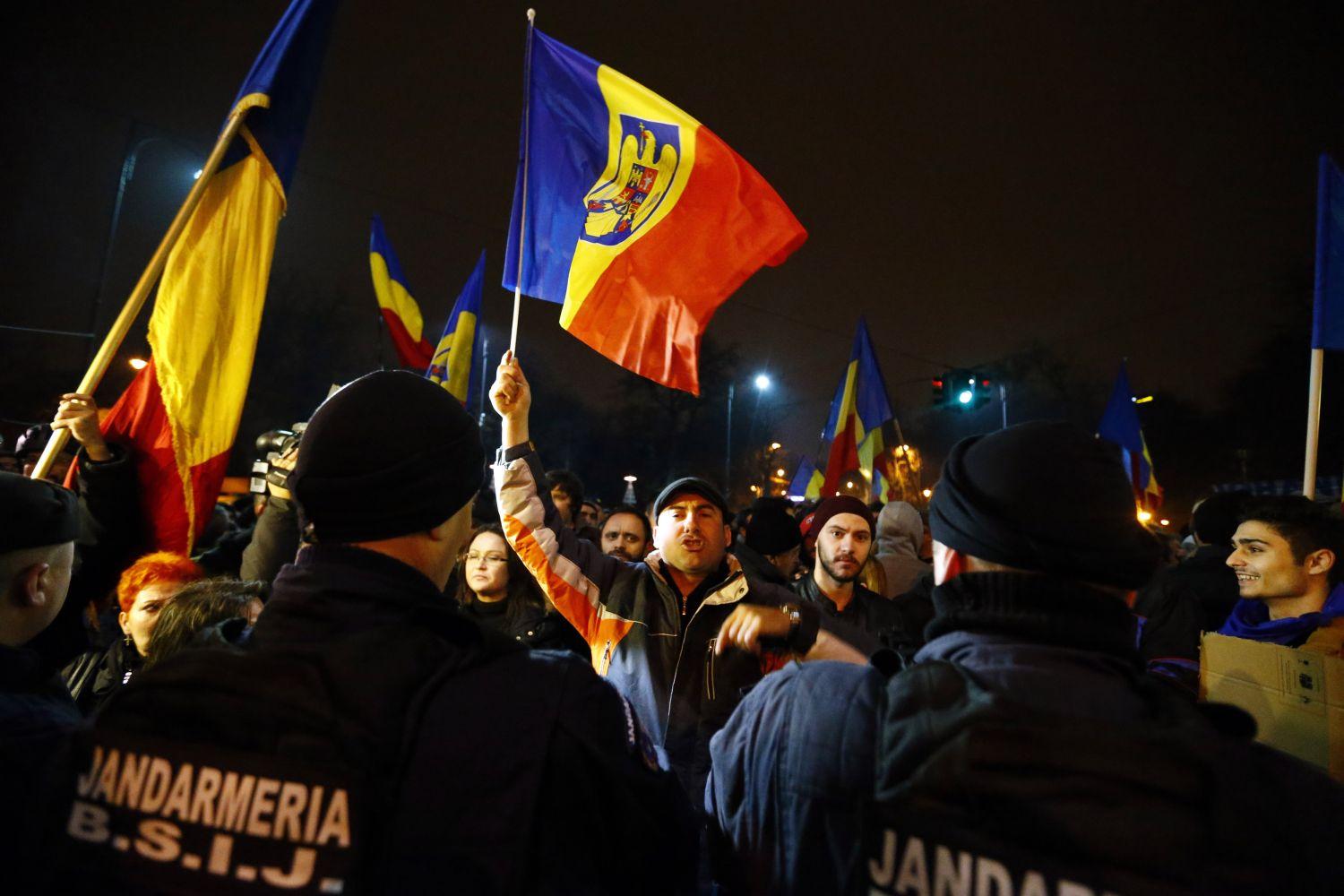 Tüntetők Bukarestben a Szociáldemokrata Párt székháza előtt