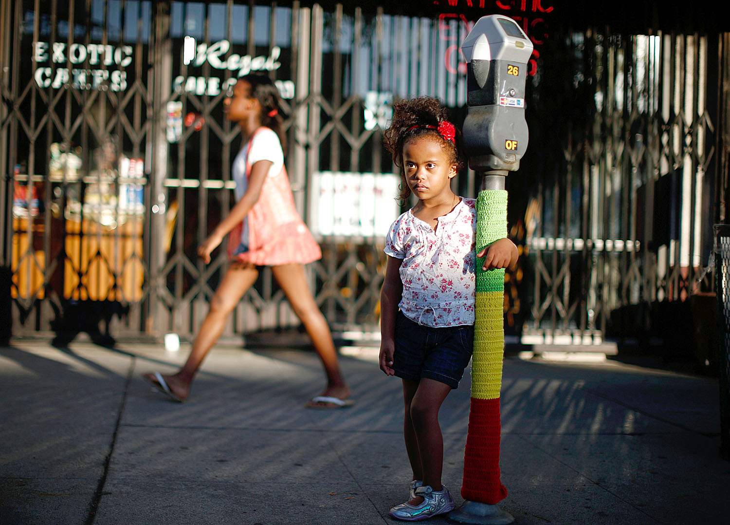 Etióp bevándorlók kisgyermeke egy Los Angeles-i parkolóóránál