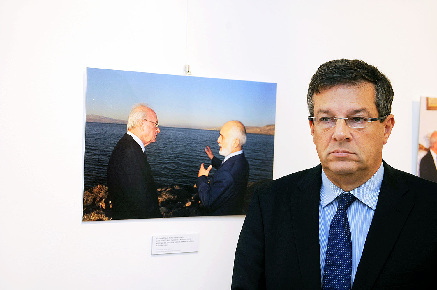 A Juval Rabin mögötti fotón Jichak Rabin izraeli miniszterelnök és Husszein jordán király