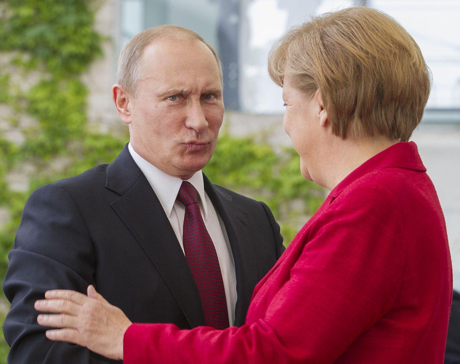 Putyin és Merkel 2012 júniusában. Nem nézi ölbe tett kézzel