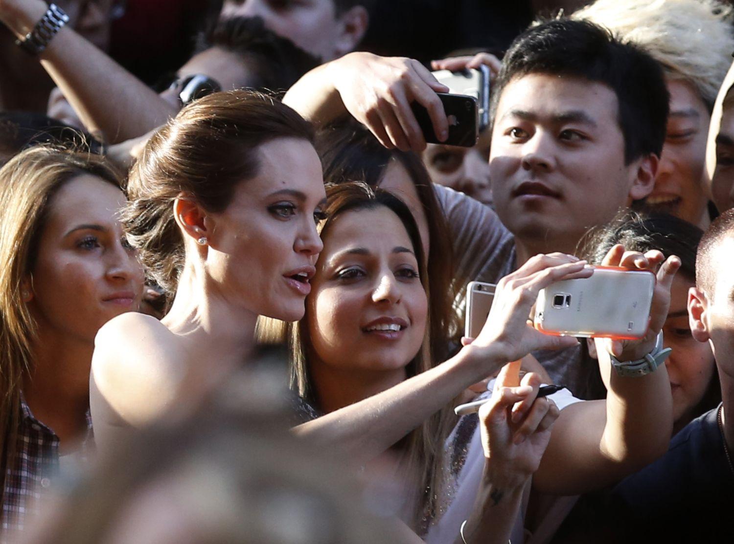 Jolie és a rajongók az Unbroken sydney-i világpremierjén. Selfie igen, filmszerep nem