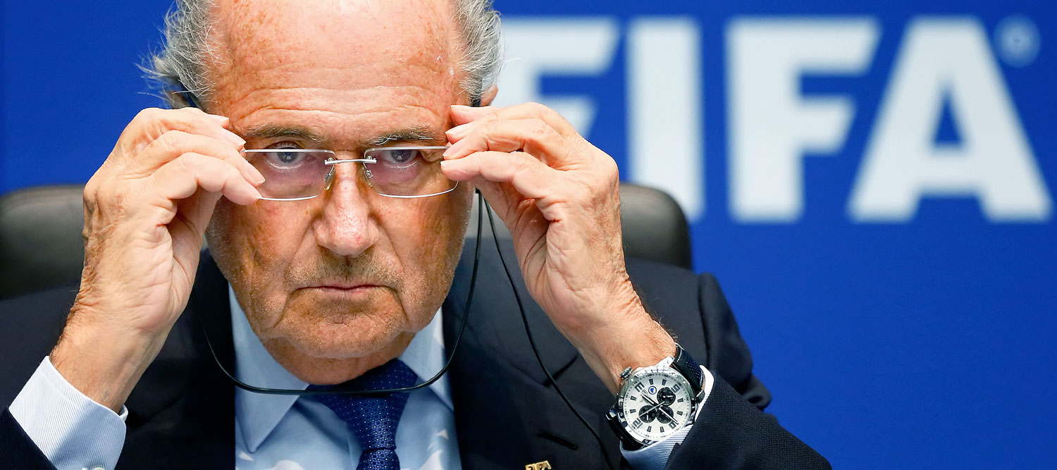 Blatter elnök a szemüvegét igazítja. Nem csoda, továbbra is fölöttébb homályos a kép