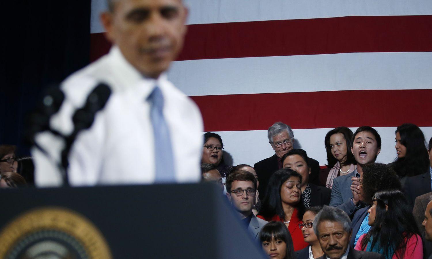 Obama kiutasítás-ellenes tüntetők között a tavalyi képviselőházi bukás után San Franciscóban. Ha törvénnyel nem megy