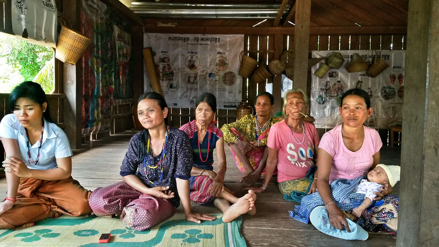 A Seing Sei-ek a közösségi házban vitatják meg a falu életét érintő dolgokat 