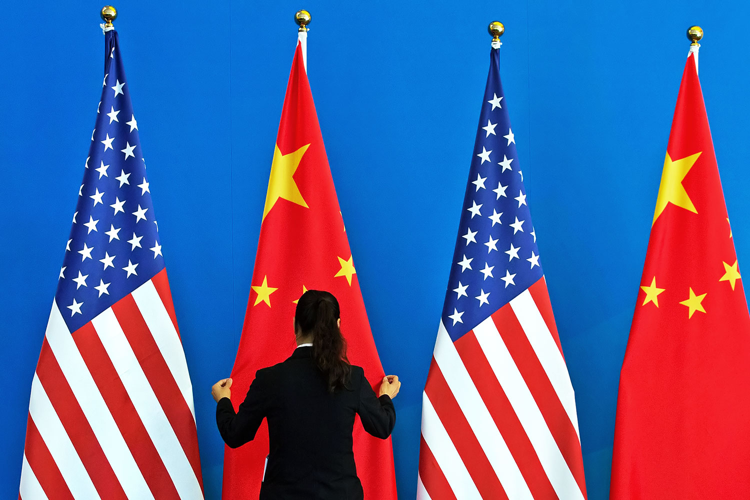 Helyére kerül a kínai zászló a kínai–amerikai gazdasági és stratégiai tárgyalásokon idén nyáron Pekingben (jobbra)