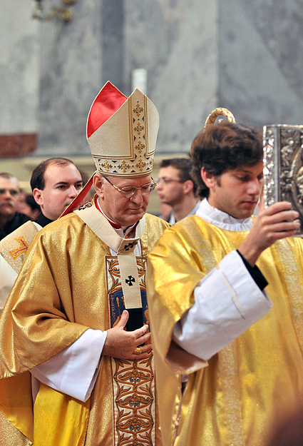 Erdő Péter bíboros húsvét vasárnapi ünnepi szentmisét celebrál az esztergomi bazilikában