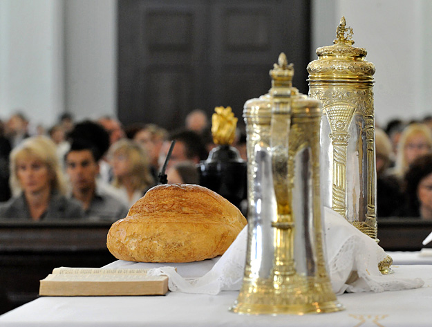 Úrvacsorai kenyér és bor a debreceni Nagytemplomban tartott húsvét vasárnapi ünnepi istentiszteleten