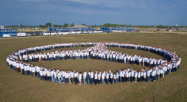 A Mercedes-Benz Manufacturing Hungary Kft. dolgozói egy 40 méter átmérőjű Mercedes-csillagot formálnak a vállalat Kecskeméten épülő üzeme előtt