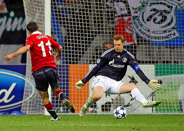 Ryan Giggs of Manchester United (11) scores a goal during their Champions League semi-final first leg soccer match against Schalke 04 in Gelsenkirchen April 26, 2011.                     REUTERS/Alex Domanski (GERMANY  - Tags: SPORT SOCCER IMAGE OF T