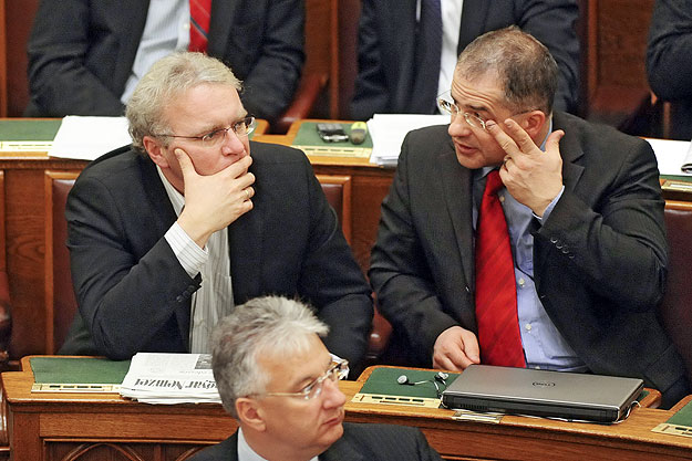 Pokorni Zoltán és Kósa Lajos a parlamentben
