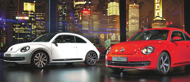... és az új Volkswagen Beetle sanghaji premierje, a modelleket egy időben mutatták be New Yorkban és Sanghajban