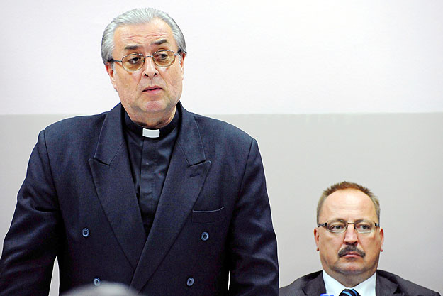 Dolinszky Árpád evangélikus püspök, aki a BVMSZ jelöltje beszél egy szabadkai választási fórumon. Mellette Németh Zsolt, a KÜM államtitkára