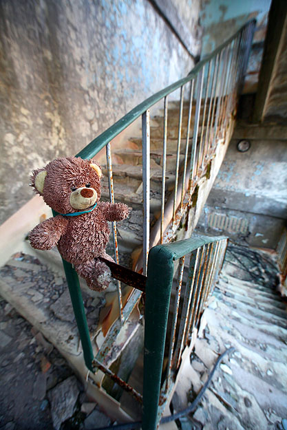 Egy hátrahagyott mackó a csernobili tiltott zónában fekvő Pripjaty egyik lakóházában