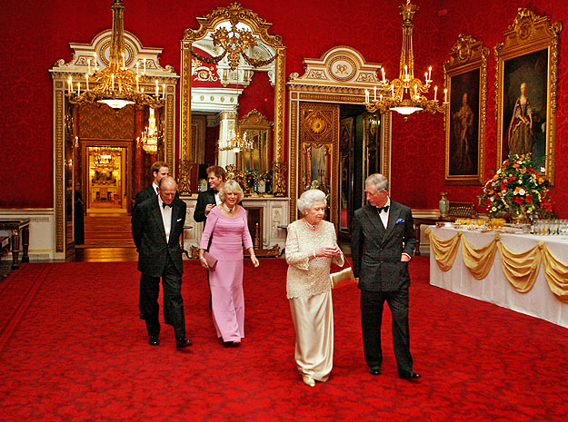 Íme Windsorék: II. Erzsébet első szülött fiával, Károly trónörökössel beszélget, mögöttük a királynő férje, Fülöp és Károly második felesége, Camilla. Hátul Vilmos és Harry beszélget