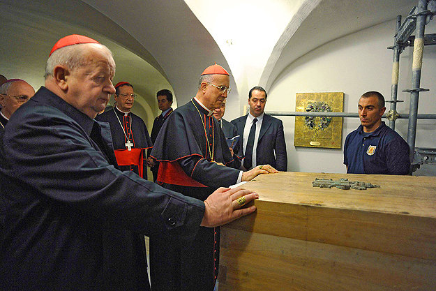 Boldoggá avatás előtt megnyitják a sírt. II. János Pált ezen az úton is elkíséri hű segéde pápasága hosszú évei során: Stanislaw Dziwisz bíboros, krakkói érsek (balra) a Szent Péter bazilika kriptájában
