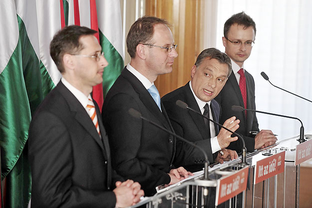 Varga Mihály, Navracsics Tibor, Orbán Viktor és Szijjártó Péter a sajtótájékoztatón